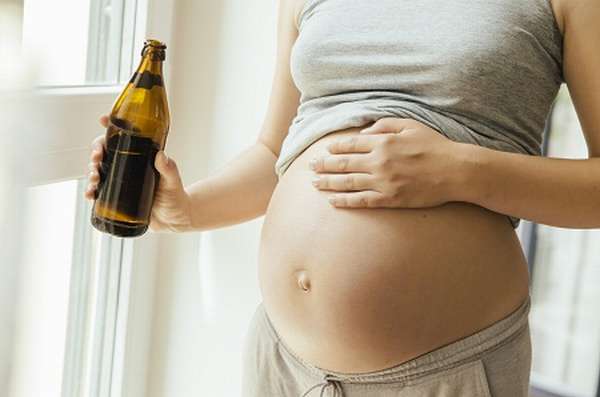 На раннем сроке беременным можно употреблять безалкогольное пиво в небольшом количестве 