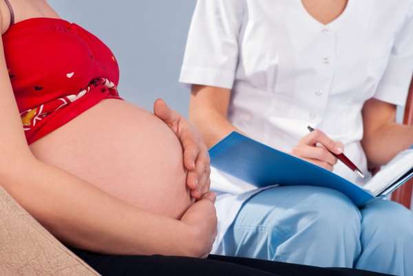 При отите не стоит заниматься самолечением, если вы беременны, лучше обратиться к специалисту 