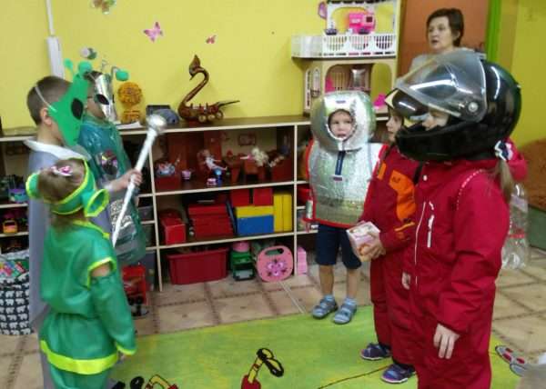 Дошкольники в костюмах космонавтов и инопланетян