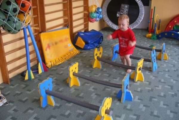Мальчик бежит через препятствия