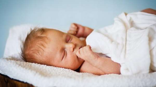 Ладонно-ротовой рефлекс (рефлекс Бабкина) - имеется в норме у всех новорожденных, ярче выражен перед кормлением