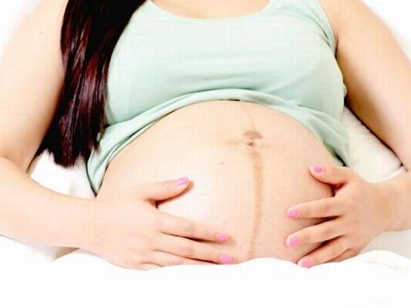 У многих женщин во время беременности на животе появляется полоска, которая не всегда выглядит эстетично 