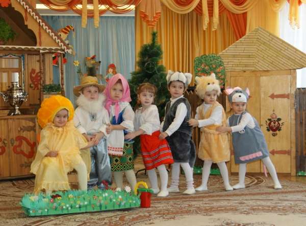Дети в костюмах участвуют в постановке сказки «Репка»