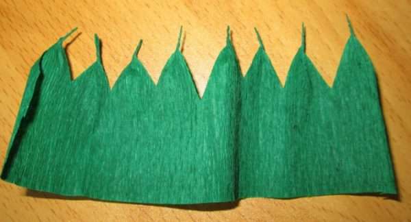 Зелёная бумага с вырезанными зубчиками
