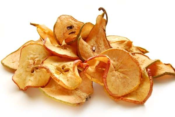 Сушеные яблоки хранятся длительное время и сохраняют в себе очень многие вещества и полезные свойства свежих яблок, они вкусны и полезны