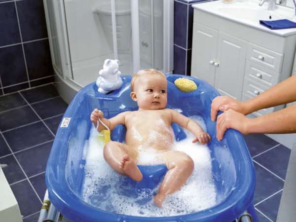 Как часто купать младенца 