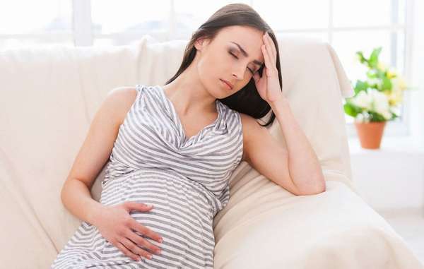 На поздних сроках беременности следует регулярно посещать врача 