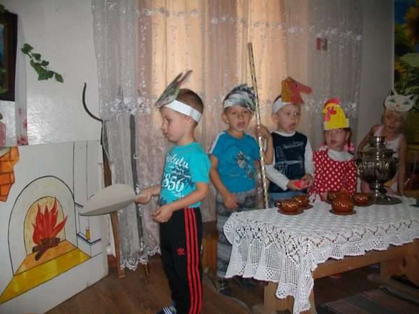 Дети в шапочках-масках сказочных героев участвуют в инсценировке
