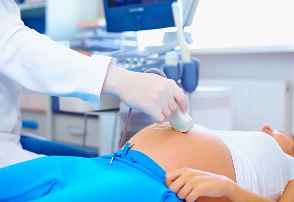 При выполнении УЗИ никаких болезненных ощущений беременная женщина не испытывает 