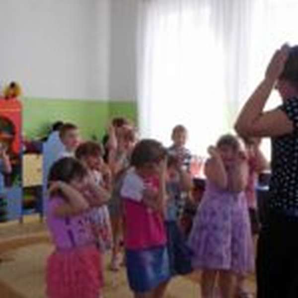 Педагог и дети выполняют пантомимический этюд