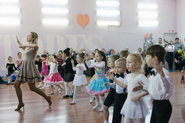 Дети выполняют движения вместе с хореографом
