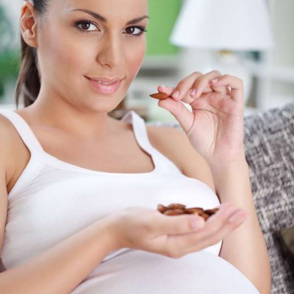 Во время беременности употребление миндаля особенно желательно. Ведь этот орех в большом количестве содержит фолиевую кислоту, которая, как известно, снижает частоту врожденных дефектов у новорожденных 