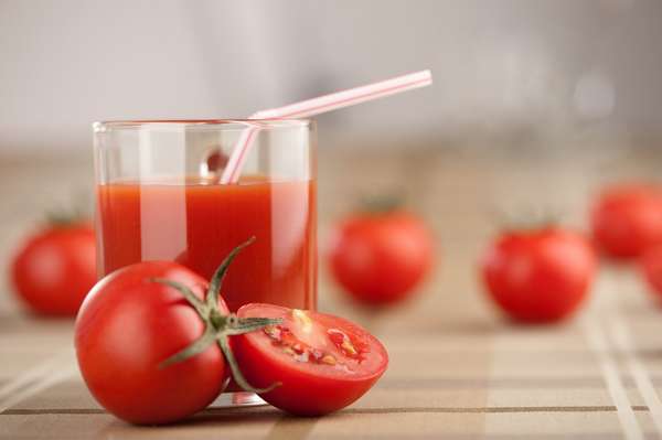 Если вы не любите томатный сок, то его лучше пить через трубочку