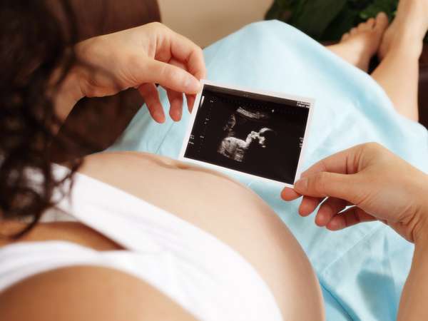 С помощью ультразвуковой диагностики при беременности в 30 недель врач может узнать положение в котором находится ребенок, стадию развития плаценты и состав околоплодных вод