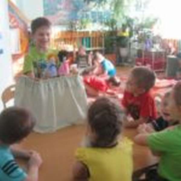 Мальчик показывает детям в группе кукольный спектакль