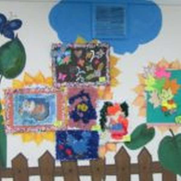 Выставка детских работ на стене группы