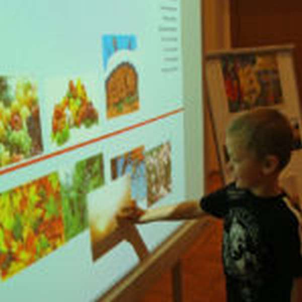 Ребёнок двигает картинку на интерактивной доске
