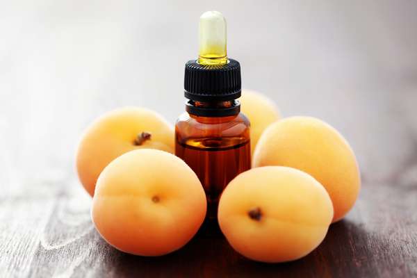 Персиковое масло наносится на кожу легкими массажными движениями до полного впитывания