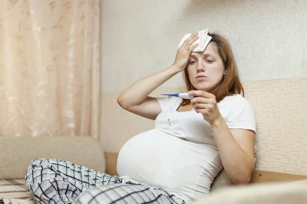 На раннем сроке беременности может происходить гормональный сбой, в результате чего иногда поднимается температура