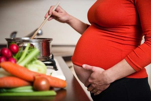 Кушать беременной нужно небольшими порциями