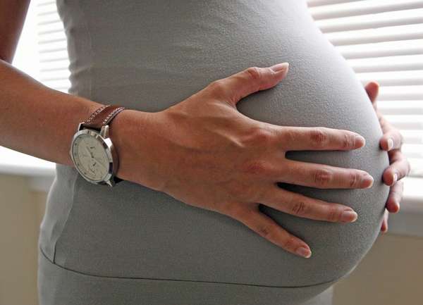 Врачи не советуют беременеть при наличии поликистоза яичников, поскольку это может привести к выкидышу 