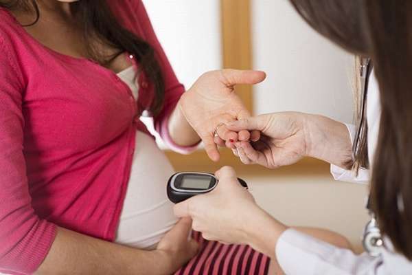 Перед планированием беременности женщине с сахарным диабетом нужно сдать все необходимые анализы и проконсультироваться со специалистом 
