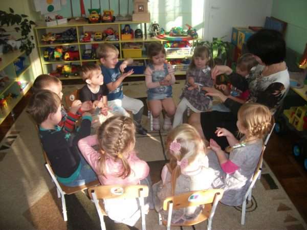 Дети, сидя в кругу, выполняют пальчиковую гимнастику