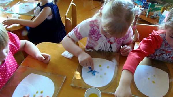 Художественная деятельность (дети расписывают бумажные тарелки)