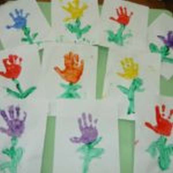 Рисунки цветов, выполненные с помощью детских ладошек