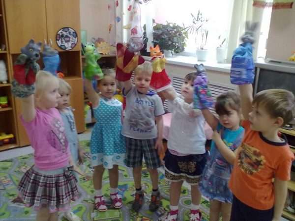 Дети держат перчаточные куклы