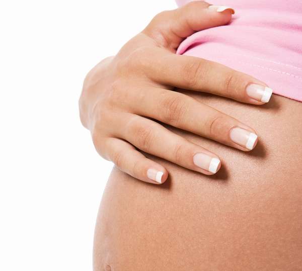 Если вы находитесь дома при беременности, то стоит воздержаться от маникюра 