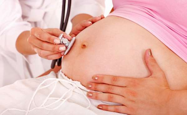 Одной из причин патологий плода при беременности может стать маловодие 