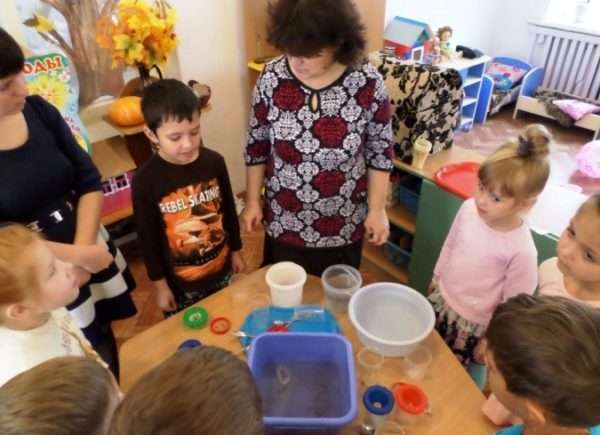 Дети и воспитатель проводят опыты с водой