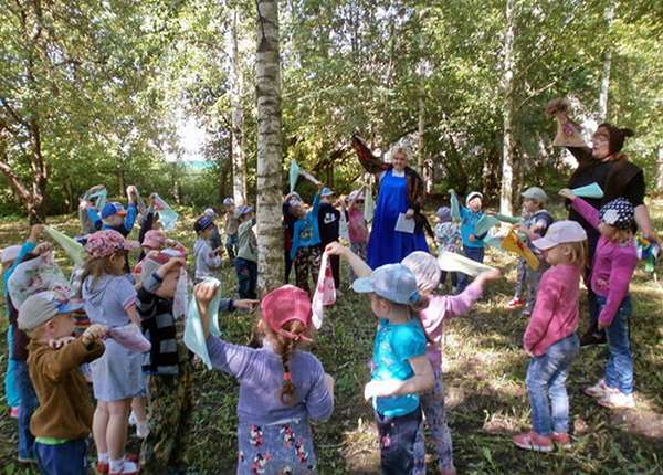 В хороводе вокруг. Хоровод вокруг Березки. Хоровод Березка. Хоровод детей. Дети водят хоровод.