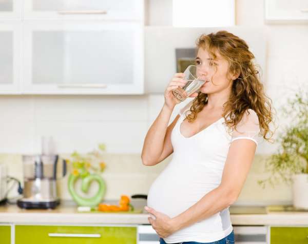 При выборе минеральной воды при беременности следует учитывать ее качество и пользу 