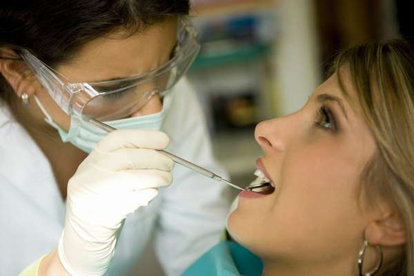 Перед тем как лечить зубы на раннем сроке, нужно проконсультироваться с врачом, который ведет беременность 