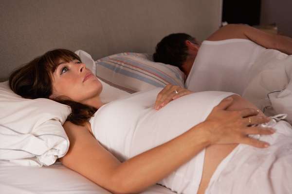 Бессонница при беременности может возникать в связи с нестабильным эмоциональным состоянием 
