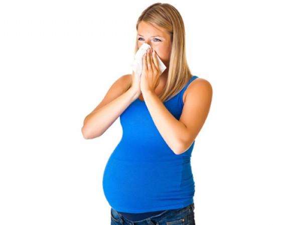 Назначать лечение насморка во время беременности должен только врач