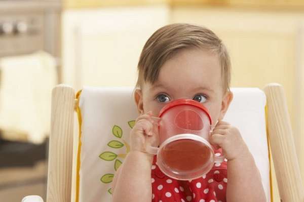 Ребенок пьет чай