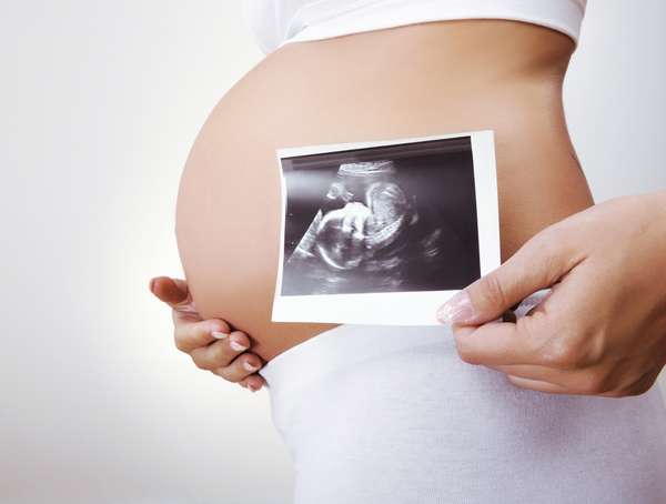 На первое УЗИ зачастую отправляет врач, ведущий беременность 