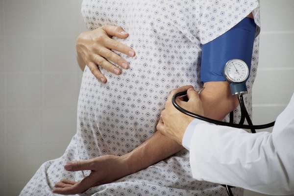 В крайних случаях врачи могут назначить кесарево на 38 неделе, поскольку дальнейшая беременность может угрожать плоду