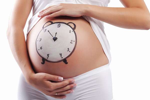 На протяжении всей беременности нужно придерживаться здорового образа жизни и регулярно посещать врача