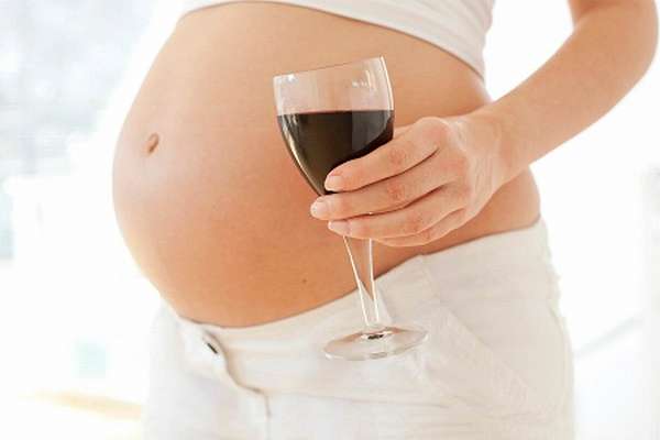 Во время беременности лучше не пить напитки, содержащие алкоголь 