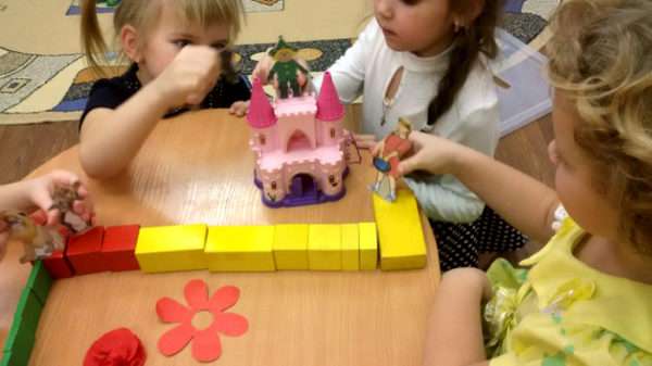 Дети построили из жёлтых деревянных кирпичиков дорогу к Изумрудному городу и разыгрывают сказку