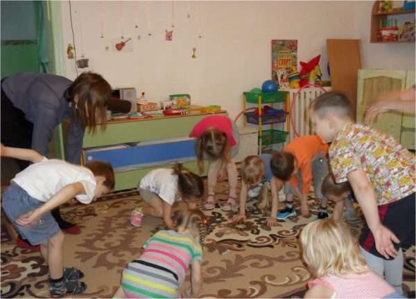 Дети и педагог играют в «Шалтай-Болтай»
