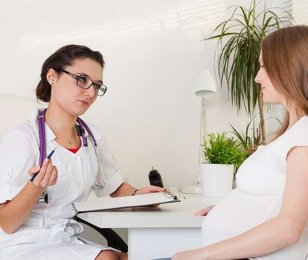 Беременной женщине обязательно следует лечить глисты, поскольку они могут нанести серьезный вред плоду 