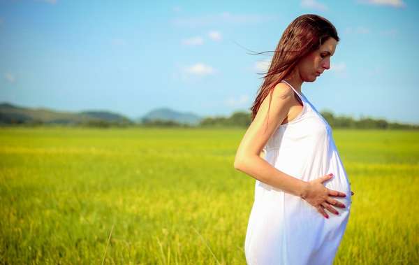 На 37 неделе беременности у женщины облегчается дыхание и начинают проявляться тренировочные схватки 