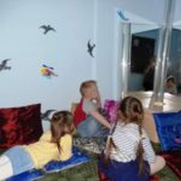 Дети смотрят на интерактивную колонну с пузырьками