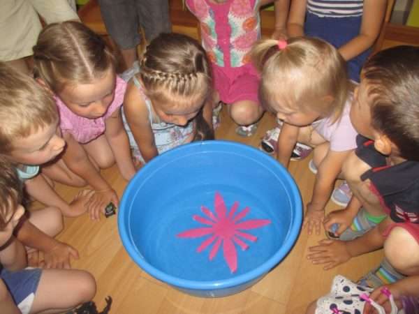 Дети наблюдают опыт с водой