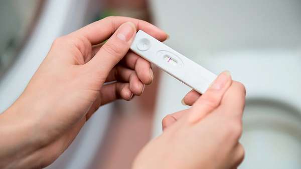 Если задержка 11 дней, то это может быть связанно с беременностью, даже если тест отрицательный 